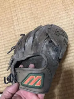 赤ビュー 硬式グローブ 黒だけど色褪せMAXのサムネイル