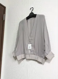 定価16500円 新品未使用タグ付き Vネックジップブラウス グレージュのサムネイル