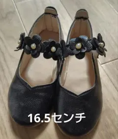 黒の花飾り付きフォーマルシューズ