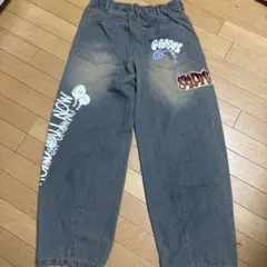 グラフィティプリント ワッペン付き デニムパンツ