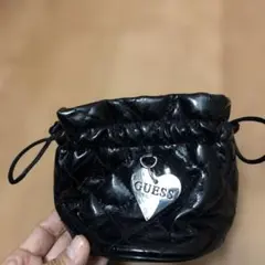 GUESS ブラック キルティングポーチ　巾着型
