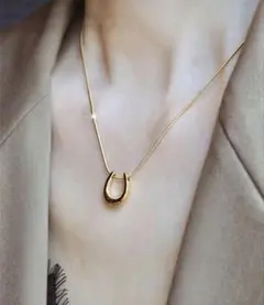 ホースシューネックレス　匿名配送　馬蹄　スネークチェーンネックレス　金アレ対応