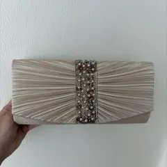 パールビジュー付きベージュクラッチバッグ