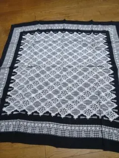 幾何学模様の黒白スカーフ　シルク　大