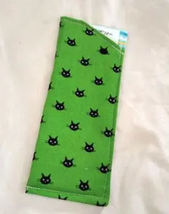 作家さんハンドメイドメガネケース　黒猫柄　グリーン地