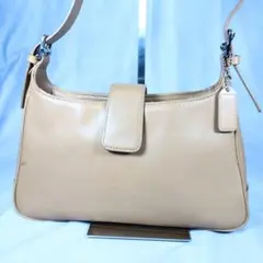 ベージュ レザー ショルダーバッグ フラップ付き　COACH