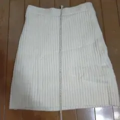 ニット　膝丈スカート　ホワイト