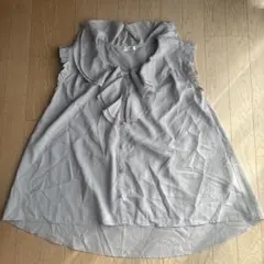 フリル付きグレーノースリーブシャツ ライトグレー