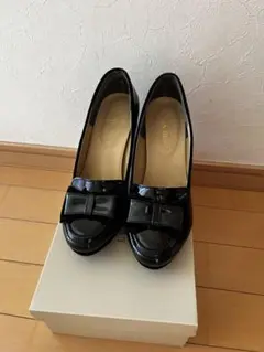リボン付きブラックエナメルパンプス