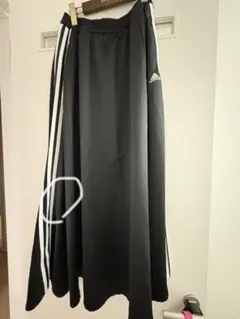 adidas ロングフレアスカート