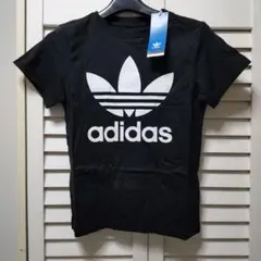 新品タグ付きadidas 黒 Tシャツ ロゴ入り　140センチ