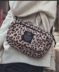 【極美品】KiU 300D フロントポケット ミニショルダーバッグ❤︎レオパード
