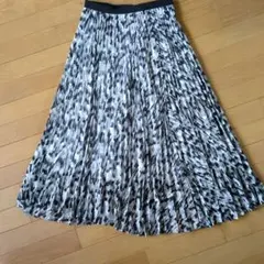 【最終✨お値下げ】ユニクロ　モノトーン プリーツ　ロングスカート　Ｍサイズ