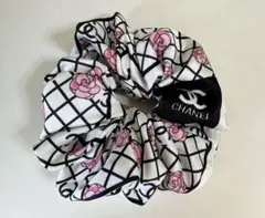 ノベルティ　CHANEL　ロゴ入り　白花柄シュシュ　ヘアアクセサリー