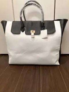 値下げ　未使用❤️riendaモノトーン白／黒 ボストンバッグ　‼️1ヶ所キズ有りのサムネイル