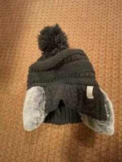 黒のポンポン付きニット帽