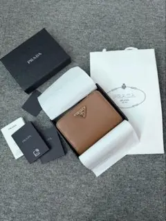 PRADA 二つ折財布　ブラウンレザー　ギフトボックス　カード類付き