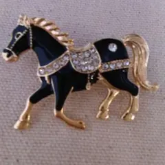馬のデザイン ブローチ　黒　ゴールド　干支