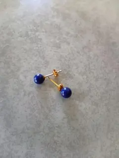 青色スタッドピアス