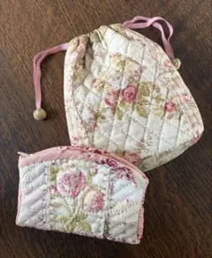 パッチワーク　キルト　花柄ミニポーチ 巾着ポーチ　ハンドメイド　プレゼント