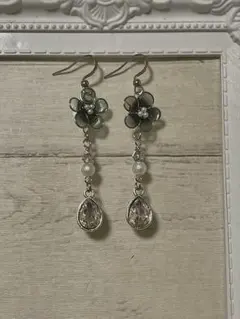 ハンドメイド 花とクリスタルのピアス