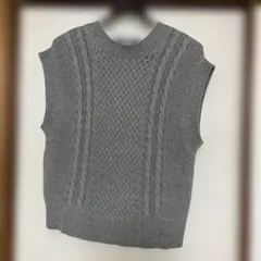 グレー ケーブル編み ニットベスト