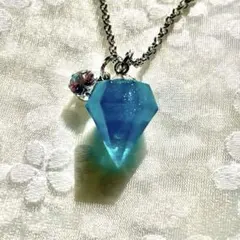N-199 琉球ガラスの虹色水晶型ネックレス レジン／ハンドメイド
