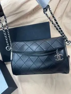 美品 ブラック ショルダーバッグ キルティング