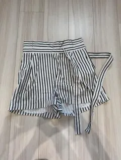 ザラ　白黒ストライプ ハイウエストショートパンツ