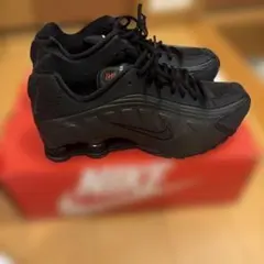 NIKE SHOX R4 ブラック／プライトクリムゾンのサムネイル