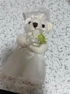 ウェディングドレスのクマのぬいぐるみ