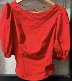 アーバンアウトフィッターズ　URBAN OUTFITTERS 赤　トップスのサムネイル
