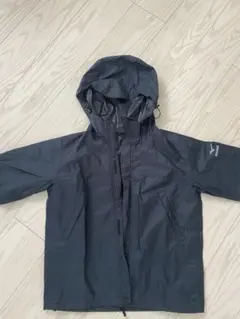 フード付き黒マウンテンパーカー