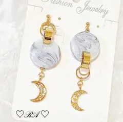 ハンドメイドピアス　グレーマーブル…お月様と小さなパールのアシンメトリー