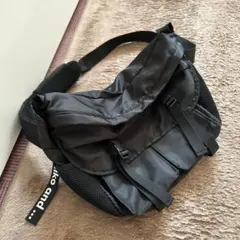 niko and …ニコアンド　メッセンジャーバッグ 【美品・収納多・男女兼用】