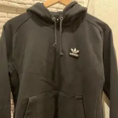 adidas アディダス　フーディー　ワッペンロゴ　ブラック　リバースタイプ