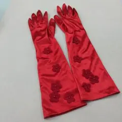 赤いサテンロンググローブ 花刺繍付き