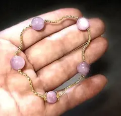 クンツァイトのシンプルブレスゴムなので簡単に取り外し出来ます