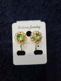 花形フープイヤリング 緑色ストーン付き