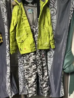 子ども用スキーウェア 明るい緑色 迷彩柄