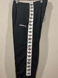 adidas ブラック ジョガーパンツ ストライプ