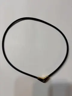 S*]様 ゴールドとラバーのV字型ネックレス