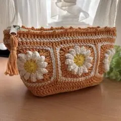 ハンドメイド　かぎ針編みポーチ　化粧ポーチ　グラニースクエア　モチーフ編み