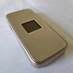 docomo らくらくホン F-02J ゴールドのサムネイル