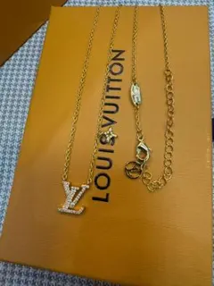 ルイヴィトン ロゴ チャーム ネックレス