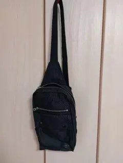 美品　PORTER SMOKYポータースモーキー　スリングショルダーバッグ墨黒