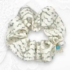 和柄シュシュ 生成り 青緑　縞　花　レトロ　正絹　チャーム付き 金魚　パール