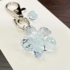 【一点物】フラワーキーホルダー（桜モチーフ・クリア・ライトブルー）