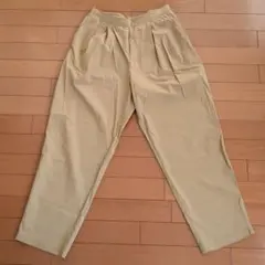 ユニクロ　ナイロンウルトラストレッチテーパードパンツ