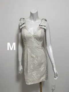 anアイボリーレースリボンドレス